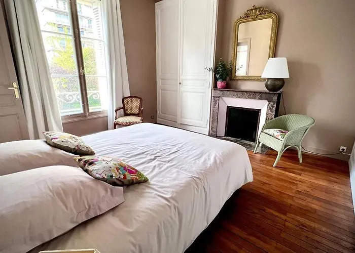 - Grand - Centre Parking Gratuit